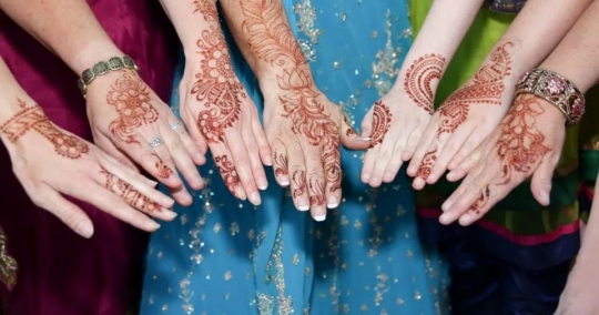 Henna drawing with Stela - Saci